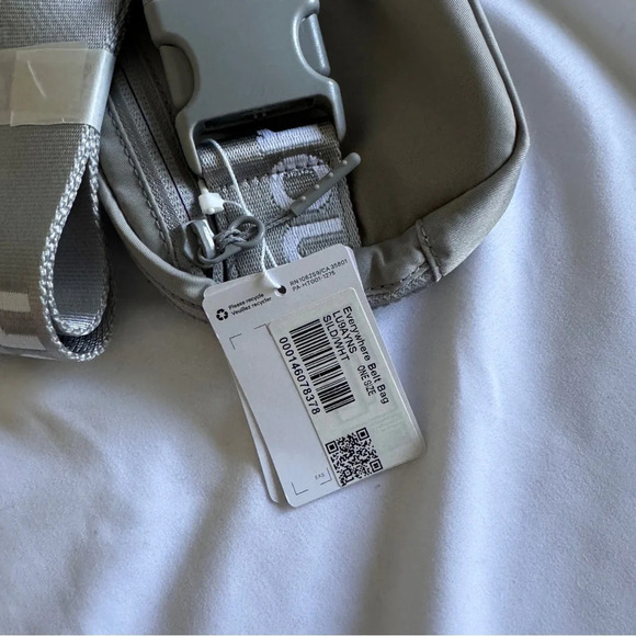 🆕🤍 Lululemon Everywhere Belt Bag - Silver Drop White Wordmark - Picture 5 of 7